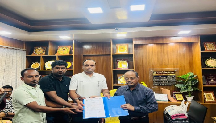 মহাসড়ক সংস্কার ও রেল যোগাযোগ চালুর দাবিতে ইবি ছাত্রদলের স্মারকলিপি