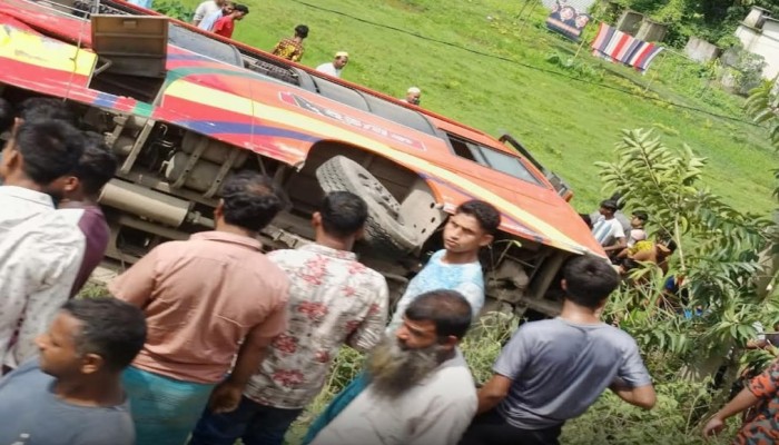 মাধবপুরে ইউনিক বাস নিয়ন্ত্রণ হারিয়ে খাদে পড়ে আহত ৩৫