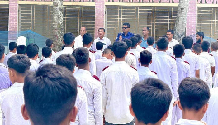 ব্রাহ্মণপাড়ায় মাদক, বাল্যবিবাহ ও ইভটিজিং এর বিরোদ্ধে ওসির সচেতনা মূলক সভা