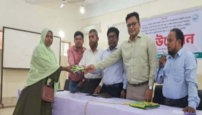 ব্রাহ্মণপাড়ায় রবি ফসলের প্রনোদণা হিসেবে কৃষক  কৃষাণীর মাঝে সার ও বীজ বিতরণ