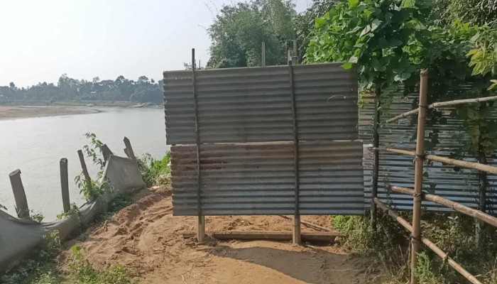 নালিতাবাড়ীতে চলাচলের রাস্তায় টিনের বেড়া: বিপাকে ৩০ পরিবার