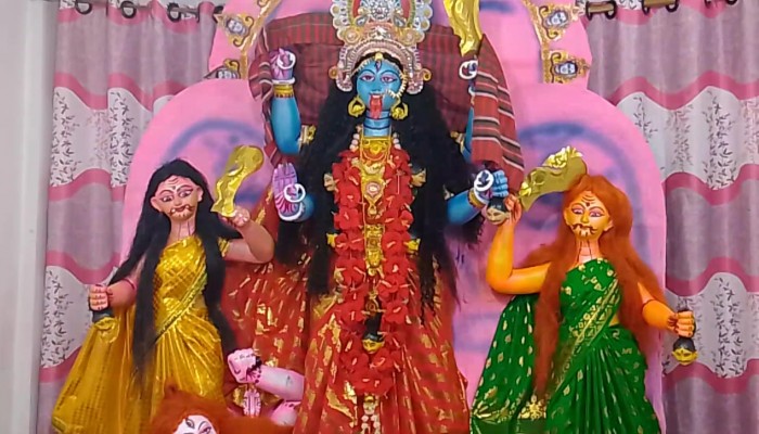 শ্যামাপূজার দ্বিতীয় দিনে ভক্তদের উল্লাস