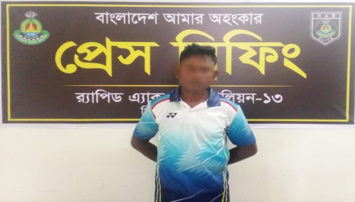 দুই শিশুকে নৃশংসভাবে হত্যার মামলার আসামি গ্রেফতার করে র‌্যাব।