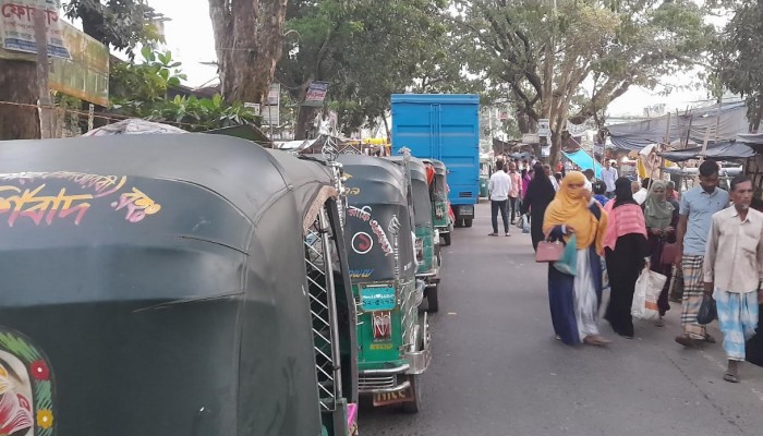 বোয়ালখালী শাকপুরায় ট্রাক-কাভার্ড ভ্যানের দাপট, অতিষ্ঠ জনজীবন