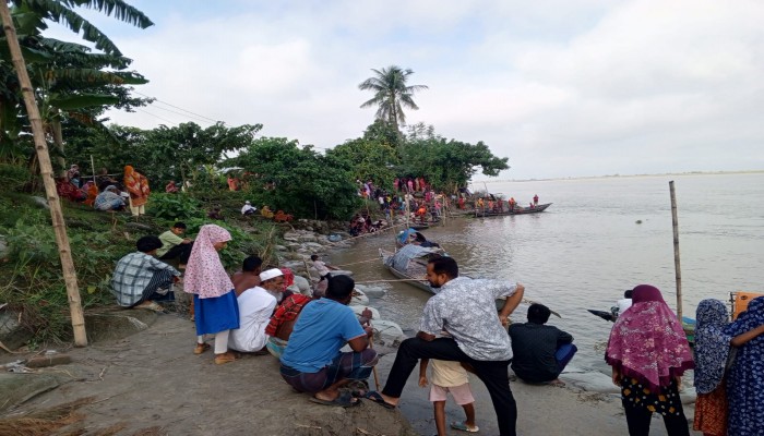 চরভদ্রাসনে পদ্মা নদীতে পড়ে খাদিজা নামে দেড় বছর বয়সী এক শিশু নিখোঁজ