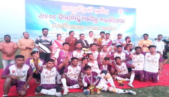 আন্তঃবিভাগ ফুটবল টুর্নামেন্টে অর্থনীতিকে হারিয়ে শিরোপা জিতলো বাংলা বিভাগ।