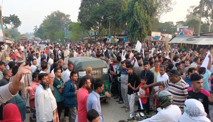 নওগাঁ-৩ আসনে বিএনপির প্রার্থী পরিবর্তনের দাবিতে সড়ক অবরোধ করে বিক্ষোভ