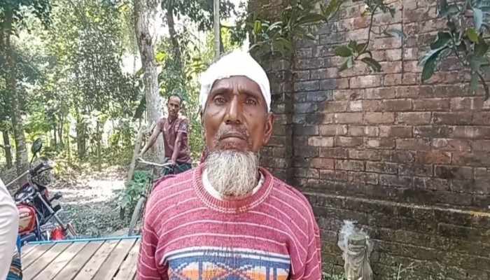 ছোট ভাইয়ের লাঠির আঘাতে বড় ভাই মাথা ফেটে রক্ত ঝরল।