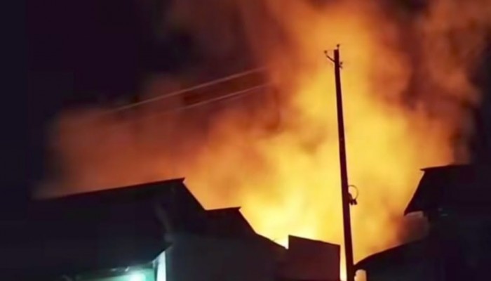 মোহনগঞ্জে ভয়াবহ অগ্নিকাণ্ডে ৫ দোকান পুড়ে ছাই, ৩০ লাখ টাকার ক্ষয়ক্ষতির দাবি