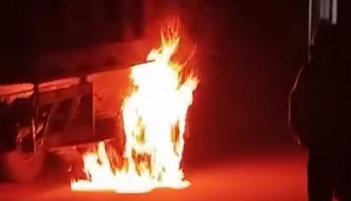 কুষ্টিয়ায় গভীর রাতে রাস্তার পাশে দাঁড়িয়ে থাকা ট্রাকে আগুন, জয় বাংলা শ্লোগান