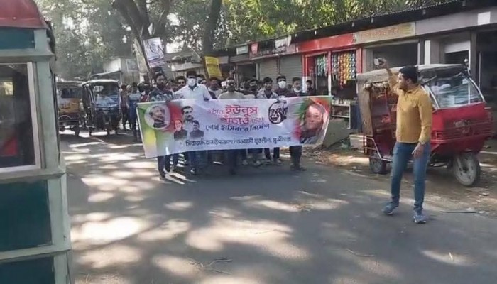 সিরাজদিখানে পুলিশের সামনে কার্যক্রম নিষিদ্ধ আওয়ামী লীগের সহযোগী সংগঠনের বিক্ষোভ মিছিল