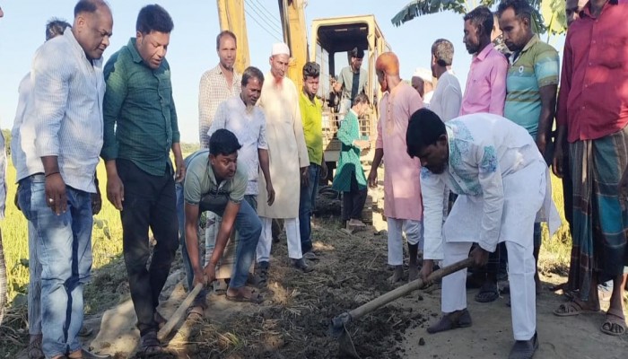স্বেচ্ছাশ্রমে বিএনপির সড়ক সংস্কার ১৫ গ্রামের মানুষের মুখে হাসি
