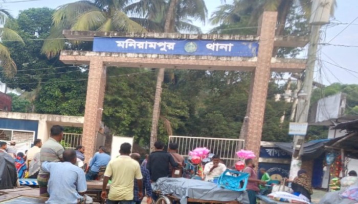 মণিরামপুর থানা গেট যখন ইঞ্জিন ভ্যান স্টান্ড!