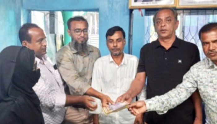 আহত ছাত্রী ঝর্ণার পাশে মজনু'র মানবিক হাত