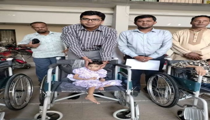 বোয়ালখালীতে প্রতিবন্ধী শিশুদের হুইল চেয়ার দিলেন   উপজেলা প্রশাসন