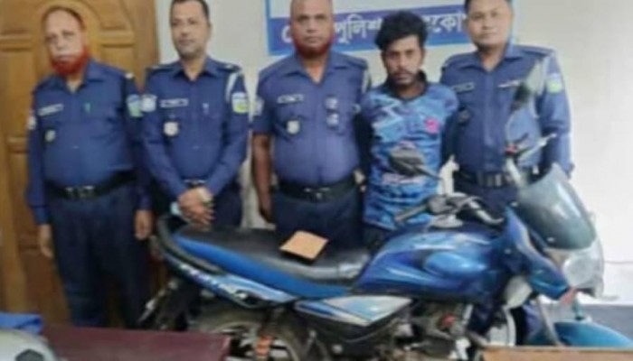 আটপাড়ায় মোটরসাইকেল চালক হত্যা: ছিনতাইকারী যুবক শরীফ গ্রেফতার, মোটরসাইকেল ও ছুরি উদ্ধার
