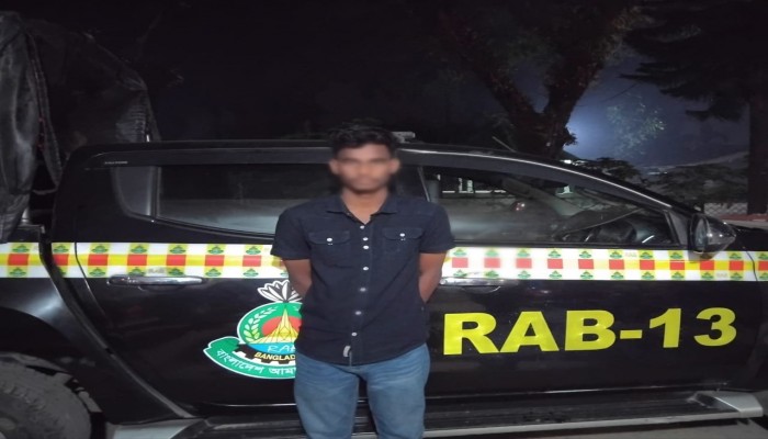 সিরাজগঞ্জে ৮ম শ্রেণী পড়ুয়া স্কুল ছাত্রীকে অপহরণের অভিযোগে মামলা; র‌্যাব-১৩ এর অভিযানে ভিকটিম উদ্ধারপূর্বক প্রধান আসামি গ্রেফতার।