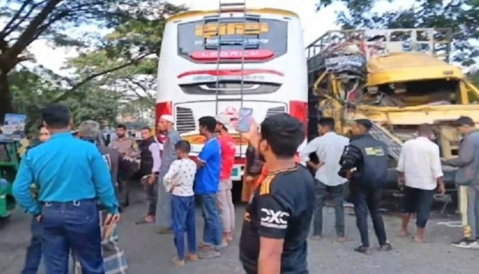 লালাবাজারে বাস-ট্রাকের মুখোমুখি সংঘর্ষ, আহত অন্তত ১০