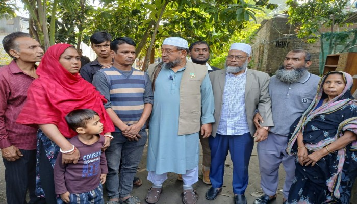 আগুনে পুড়ে শেষ আশ্রয়স্থল, ক্ষতিগ্রস্ত পরিবারের পাশে জামায়াত মনোনীত প্রার্থী এ্যাড. মুয়াযযম হোসাইন হেলাল