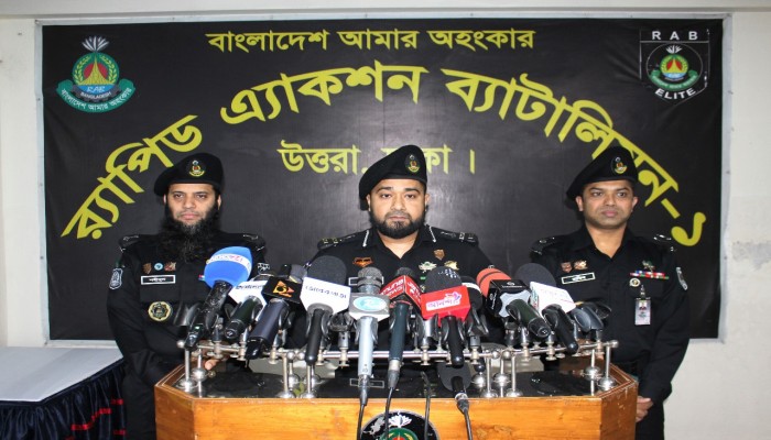 ছিনতাইকারীর ছুরিকাঘাতে সিদ্দিকুর রহমান হত্যাকান্ডের ঘটনায় অভিযুক্ত ছিনতাইকারী ইমরানকে গ্রেফতার করেছে র‌্যাব।