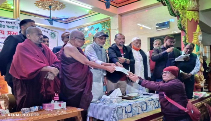 বোয়ালখালীতে বৌদ্ধ ধর্মীয় কল্যাণ ট্রাস্টের  উদ্যোগে ৩২ টি চেক বিতরণ