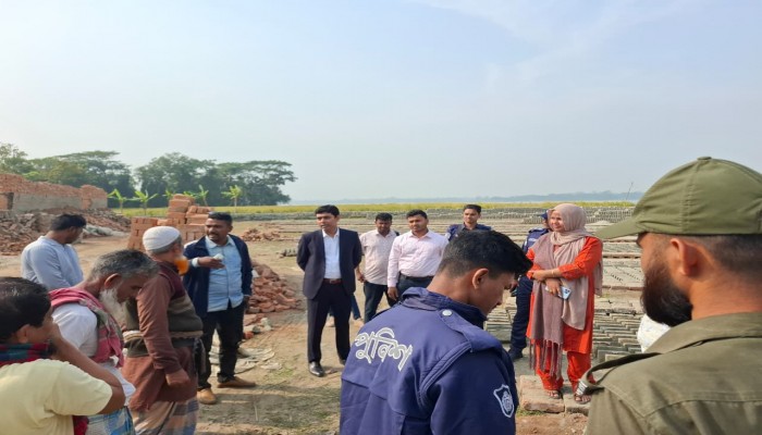 পরিবেশ অধিদপ্তরের কঠোর তত্ত্বাবধানে বাউফলে দুই অবৈধ ইটভাটায় অভিযান: একটি গুঁড়িয়ে বন্ধ, অন্যটিকে জরিমানা