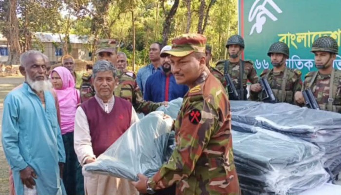 ​পঞ্চগড়ে হত দরিদ্র মাঝে শীতবস্ত্র বিতরণ করেন বাংলাদেশ সেনাবাহীনির