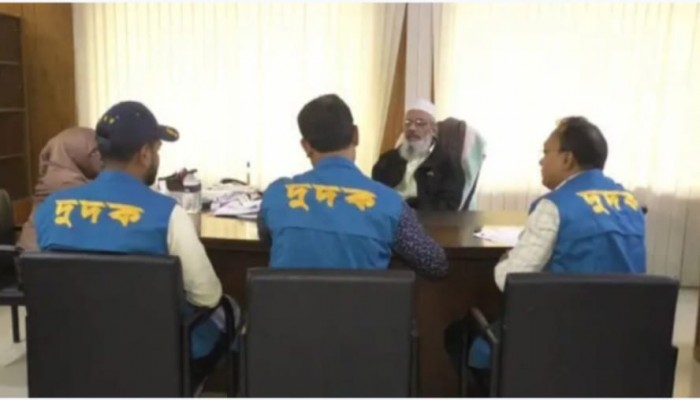 কুষ্টিয়ায় ডিউটি চলাকালীন চি‌কিৎস‌কের মোবাইলে গেম খেলার ঘটনায় মেডিকেল কলেজে দুদকের অভিযান