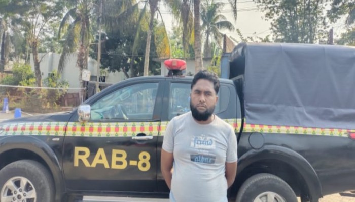 বরিশালে র‍্যাবের অভিযানে স্বর্ণ লুটের মূলহোতা গ্রেপ্তার