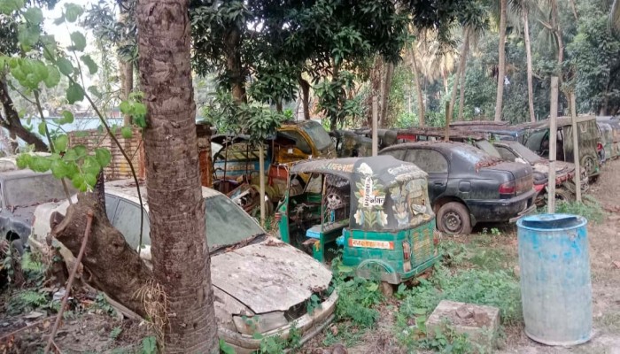 ব্রাহ্মণপাড়া থানায় রোদ-বৃষ্টিতে নষ্ট হচ্ছে কোটি কোটি টাকার যানবাহন