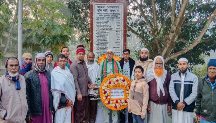 ব্রাহ্মণপাড়ায় জাতীয় পার্টির উদ্যোগে মুক্তিযুদ্ধের স্তম্ভে ফুল দিয়ে শ্রদ্ধা