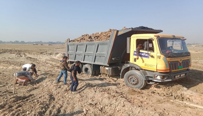 বদরগঞ্জে ধানের জমি কেটে ইট ভাটায় বিক্রি করছেন এক ইউপি সদস্য, প্রশাসন তৎপর নেই।