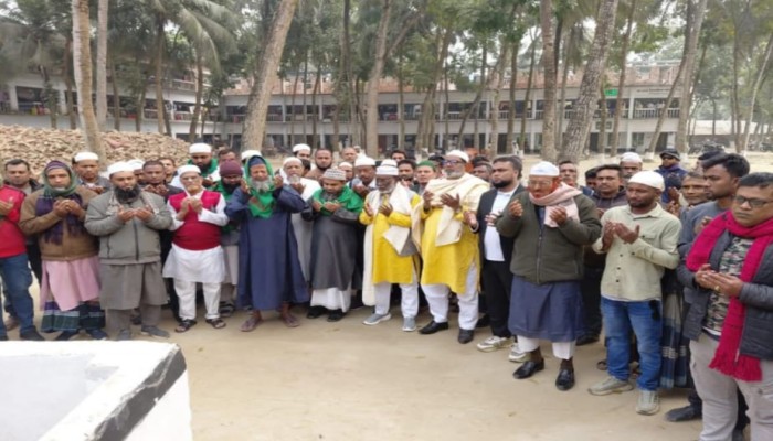 মুফতি ওয়াক্কাসের কবর জিয়ারতে এম ইকবাল হোসেন