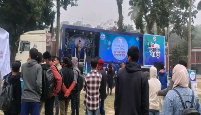 ময়মনসিংহে ভোটের গাড়ির মনোজ্ঞ পরিবেশনা