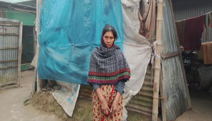 তীব্র শীতে পলিথিন ঘেরা ছোট্ট ঘরে মা-ছেলের বসবাস