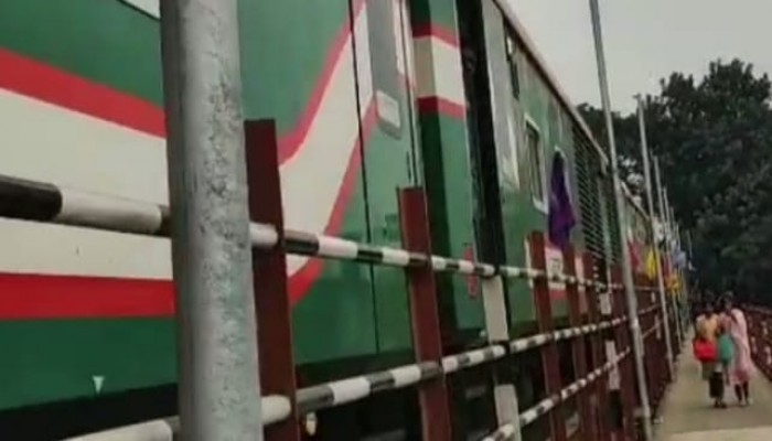 অযথা শিকল টানায় কালুরঘাট ব্রীজে দাঁড়িয়ে গেল ট্রেন