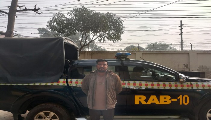 ফরিদপুরের অটোরিক্সা ছিনতাই ও চালককে হত্যা মামলায় যাবজ্জীবন সাজাপ্রাপ্ত আসামি ভাগ্নে শামীম (২৯)’কে গ্রেফতার করেছে র‌্যাব-১০।