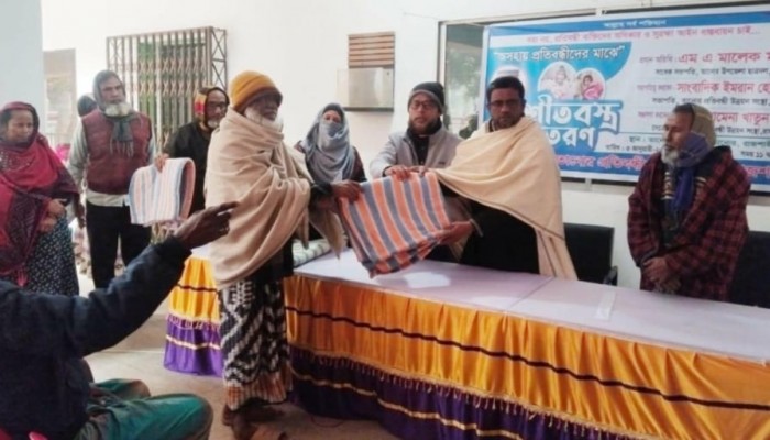 তানোরে অসহায় প্রতিবন্ধীদের মাঝে শীতবস্ত্র বিতরণ