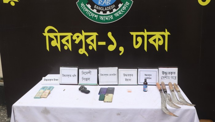 দেশি ও বিদেশি আগ্নেয়াস্ত্র ও মাদকসহ চারজন শীর্ষ সন্ত্রাসী ও মাদক ব্যবসায়ীকে গ্রেফতার করেছে র‍্যাব।