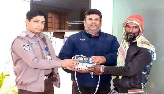 রিকশাচালকের সততা ও আরএমপির তৎপরতায় হারানো হ্যান্ডব্যাগ ও মোবাইল মালিককে হস্তান্তর