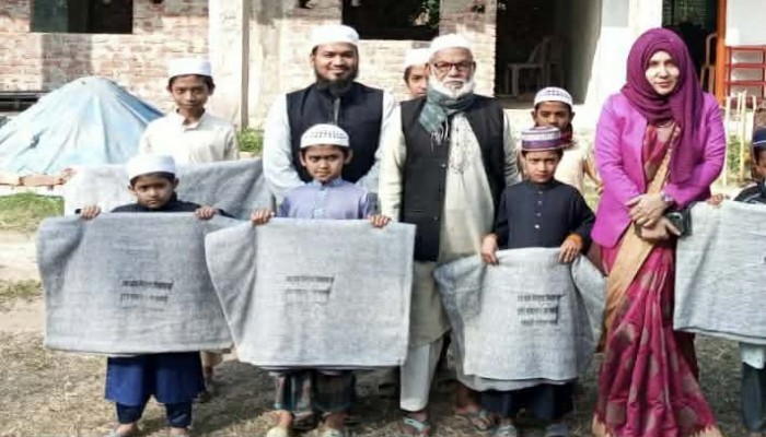 ব্রাহ্মণপাড়ায় এতিম শিক্ষার্থীদের মাঝে শীতবস্ত্র বিতরণ করলেন ইউএনও