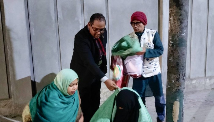 ঘুমন্ত মানুষদের গায়ে শীতবস্ত্র জড়িয়ে দিলেন নতুনধারার নেতৃবৃন্দ
