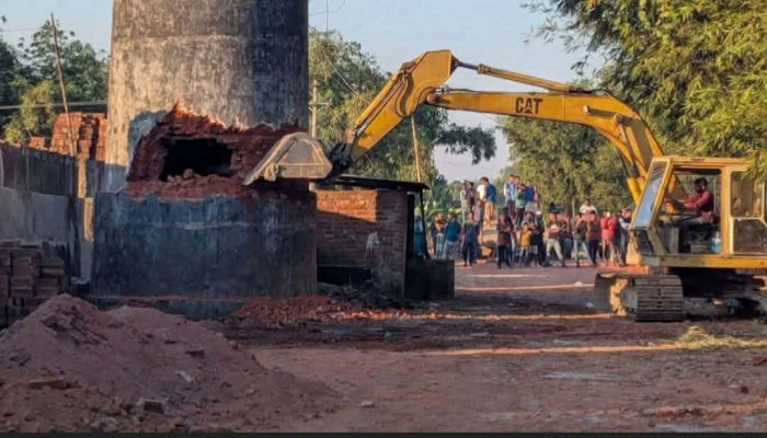 পঞ্চগড়ের দেবীগঞ্জে অবৈধ ইটভাটায় অভিযান, শ্রমিকদের বাধা
