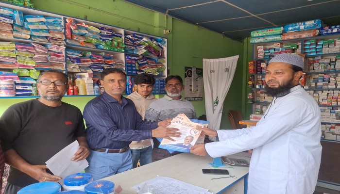 মুলাদীর খেজুরতলা বাজারে ধানেরশীষের পক্ষে লিফলেট বিতরন করেন কেন্দ্রীয় যুবদলের দয়ীত্বপ্রাপ্ত নেতা মাহমুদ খান ॥