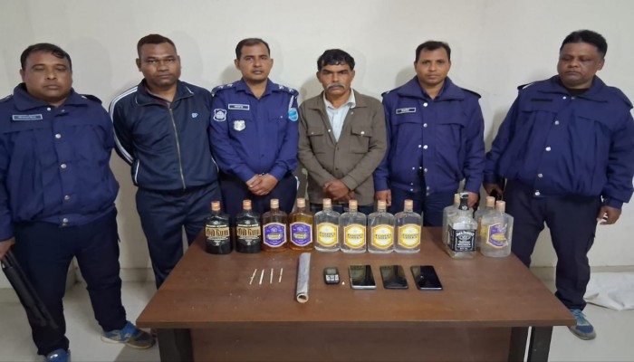শরীয়তপুরের যৌথ বাহিনীর অভিযানে বিদেশি মদসহ মাদক কারবারি আটক