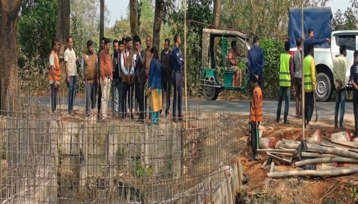 বোয়ালখালীতে অবৈধ ব্রিজ নির্মাণ বন্ধ করলেন ইউএনও