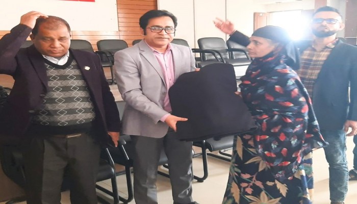 তারাবো পৌরসভার উদ্যোগে শীতবস্ত্র বিতরণ