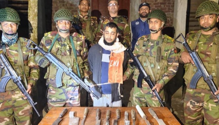 ​কাউখালীতে যৌথ বাহিনীর অভিযানে দেশীয় অস্ত্র সহ চিহ্নিত মাদক ব্যবসায়ী গ্রেফতার