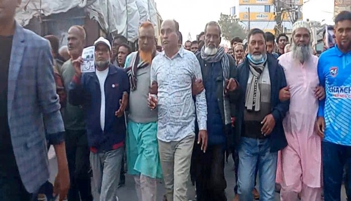 ফুলবাড়ী পৌর বিএনপির নেতা-কর্মীদের ভাঙন, স্বতন্ত্র প্রার্থীর পক্ষে মিছিল