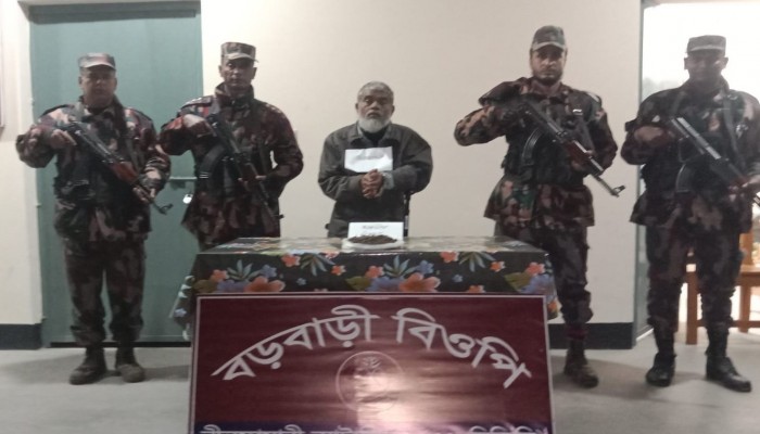 ​পঞ্চগড় সীমান্তে ৫৬ বিজিবি'র চোরাচালানবিরোধী অভিযানে ভারতীয় গাঁজাসহ আটক - ১